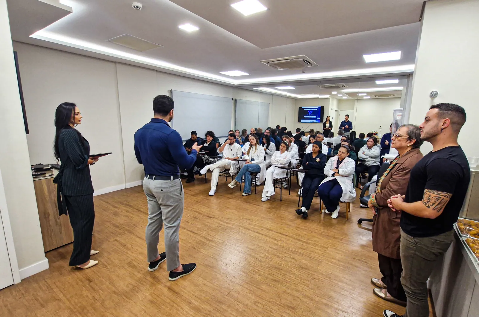 Equipe VYOM compartilhando conhecimento em um evento